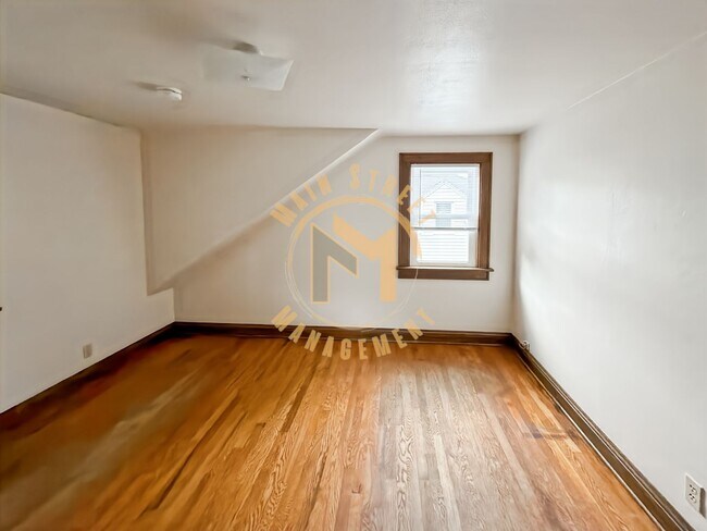 Building Photo - 520 N Henry St