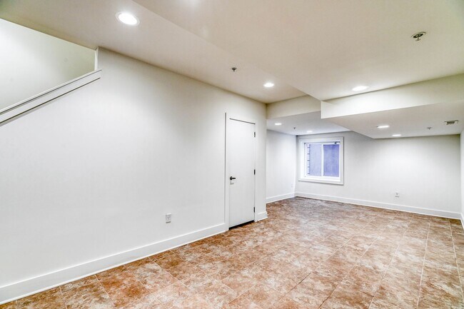 Building Photo - Northern Liberties Townhome with Parking!