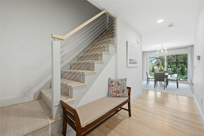 Building Photo - 875 Deerfoot Path