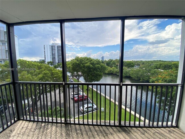Building Photo - 3401 N Country Club Dr
