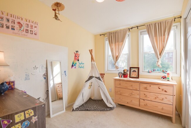 Building Photo - Unbeatable Family Home in the City w/ Park...