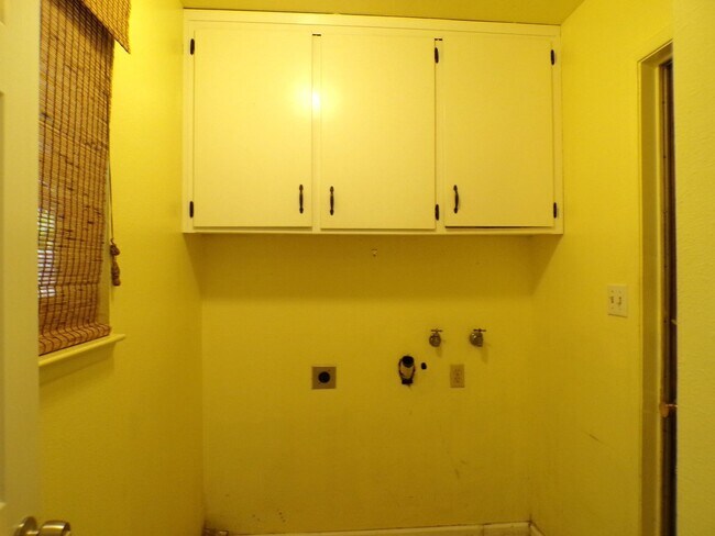 Building Photo - Charming 3 bedroom Home Near Beyer High School