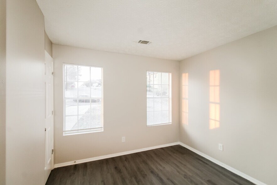 Building Photo - 7115 Chestnut Ln