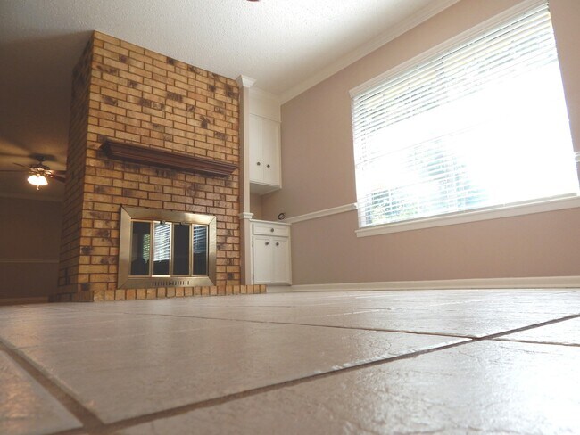 Building Photo - Gorgeous 3 Bedroom Home w/Workshop in Tyler!
