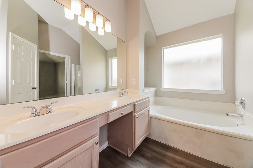 Building Photo - 1008 Halifax Ln