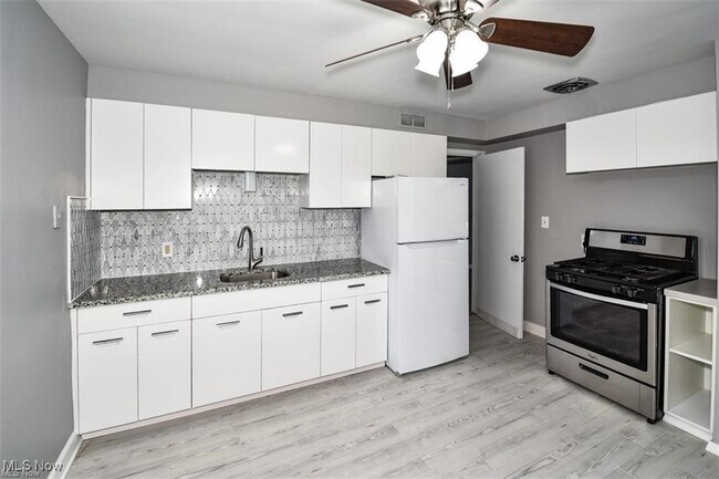 Building Photo - 2344 Westmoor Rd