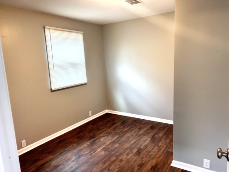 Building Photo - 413 6th Ave