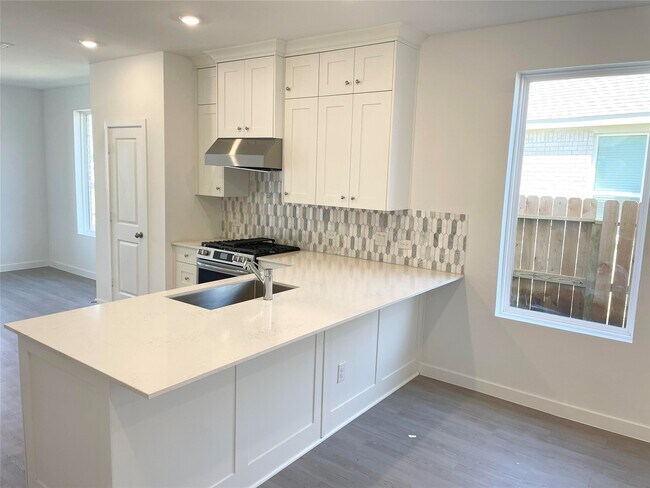 Building Photo - 6423 Symphony Wave Dr