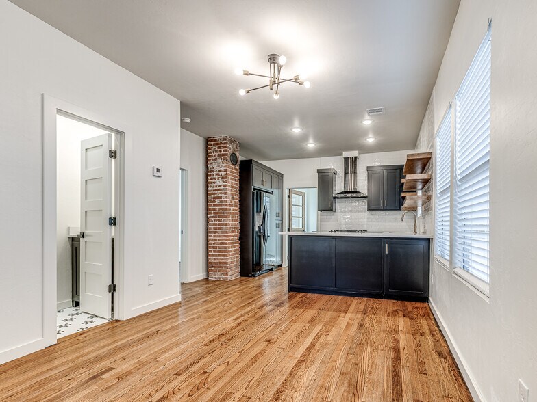 Building Photo - 3215 N Francis Ave