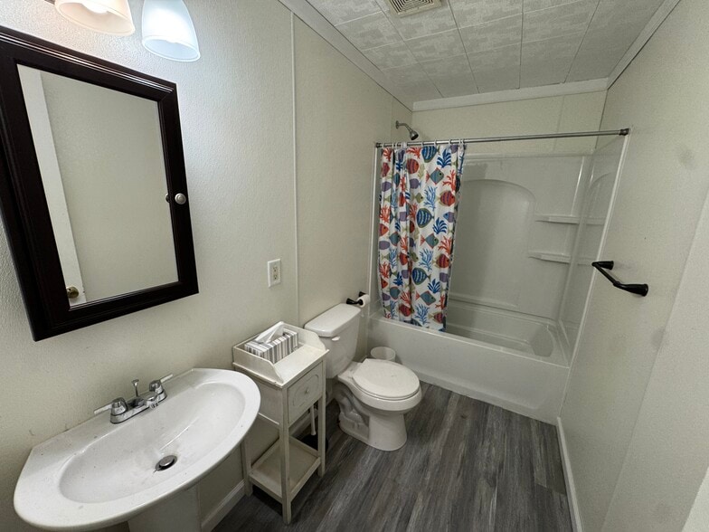 Building Photo - 187 Silver St