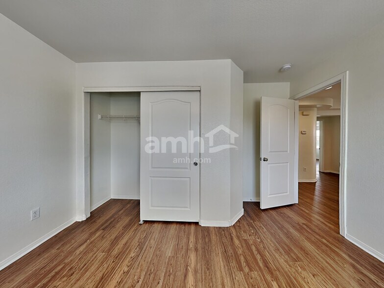 Building Photo - 10822 Elfstrom Ave