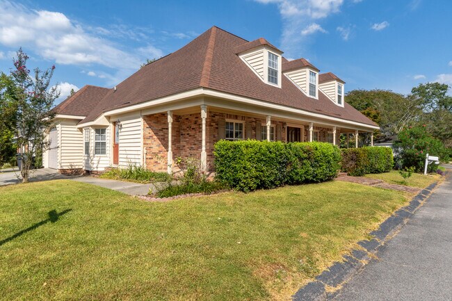 Building Photo - 15 Mulberry Ln