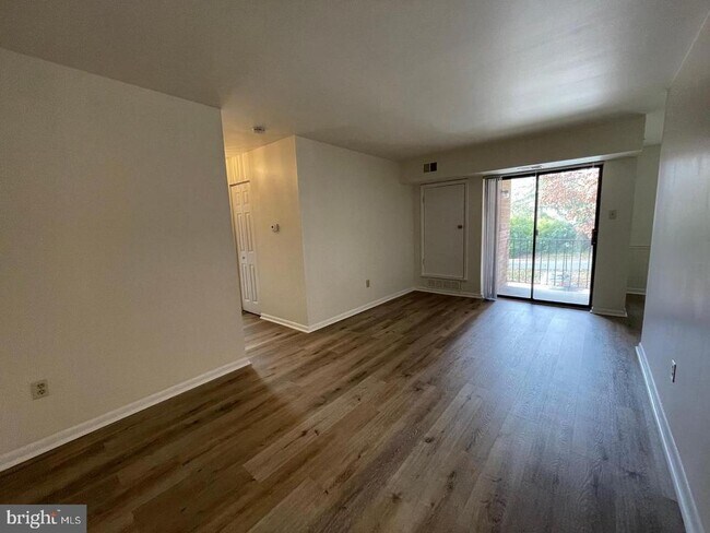 Building Photo - 3017 Valley Dr