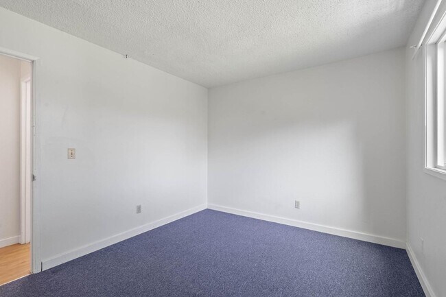 Building Photo - $500 off! Updated, upstairs 2-bdrm/1-bath triplex apt—On-site w/d, off-street parking, near downt...