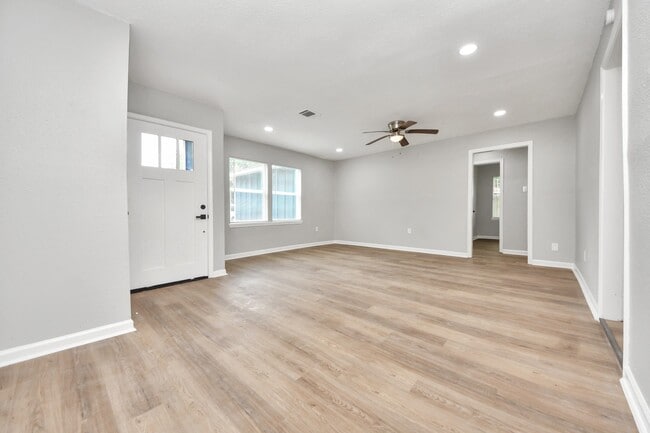 Building Photo - 710 Canary Cir