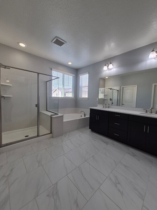 Building Photo - Gorgeous 4bd/2.5ba Two Story Home In Roseville!