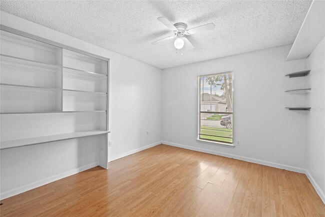 Building Photo - 6327 Lynkat Ln