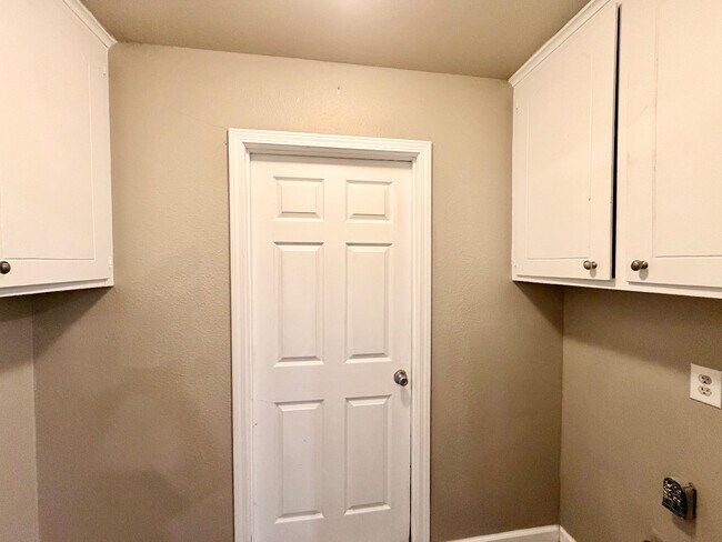 Building Photo - 8941 E 57th St