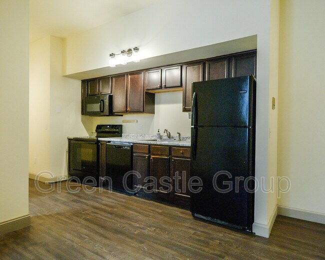 Building Photo - 260 College St