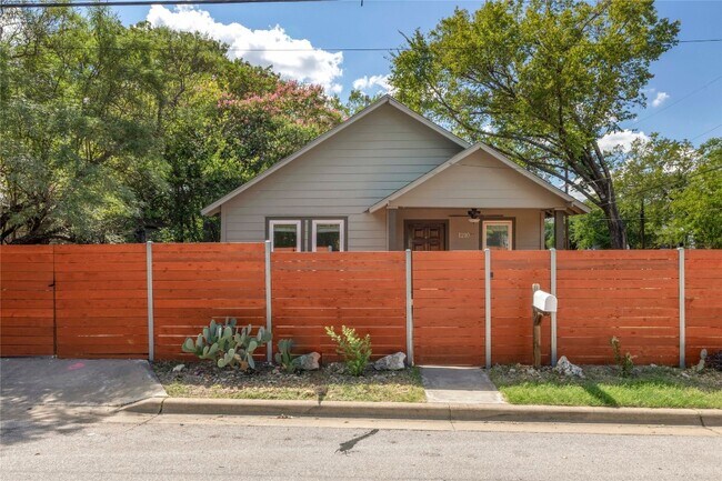 Building Photo - 1210 Coleto St