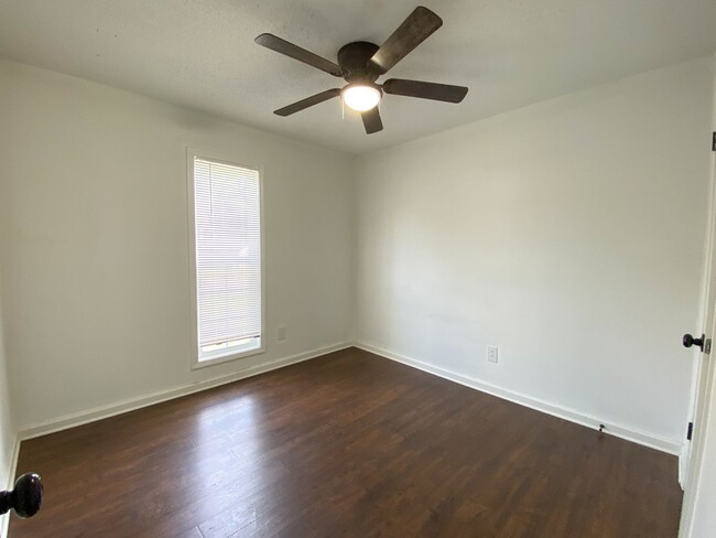 Building Photo - 3 bedroom, 2 bath near New Allen Rd and Ha...