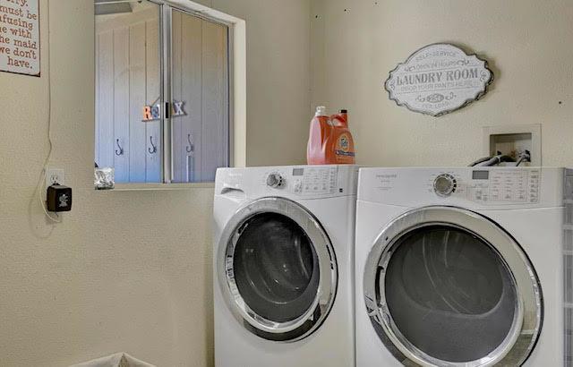 Building Photo - Arcadia Light Furnished Charmer with  Treehouse!!