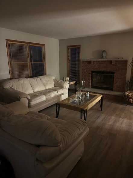 Building Photo - 310 Jennifer Ln