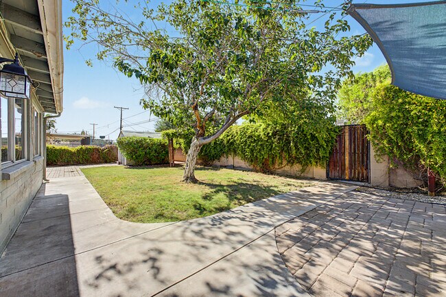 Building Photo - 2514 E Campbell Ave