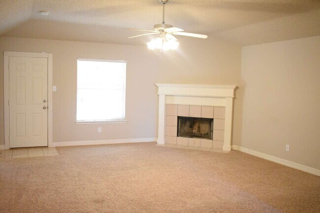 Building Photo - Rare 3 bedroom 3 bath home in Frenship Sch...