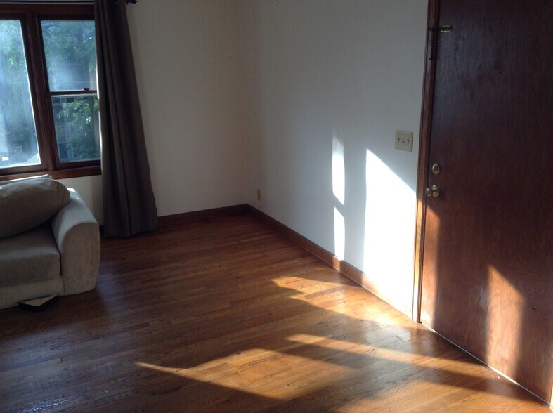 bedroom - 1139 E GORHAM ST APT 2