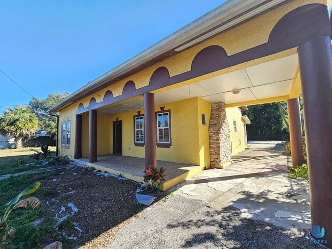 Building Photo - Beautiful 3 Bed | 2 Bath HOME on a DOUBLE LOT located in central Lakeland for rent and available ...