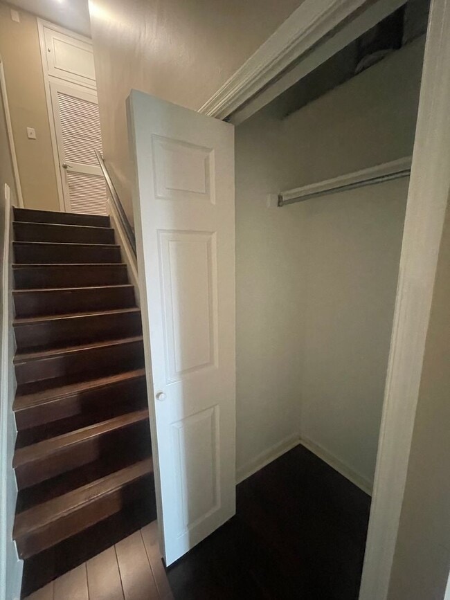 Building Photo - Dupont Circle 2-level Condo at The Cygnet. 1 Bed/1 Full Bath, Fireplace and Modern Kitchen