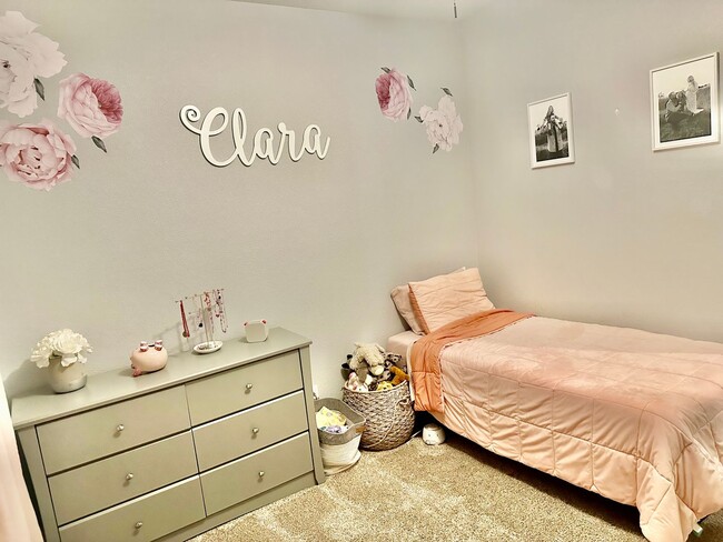 Building Photo - Updated North Fresno 3/2