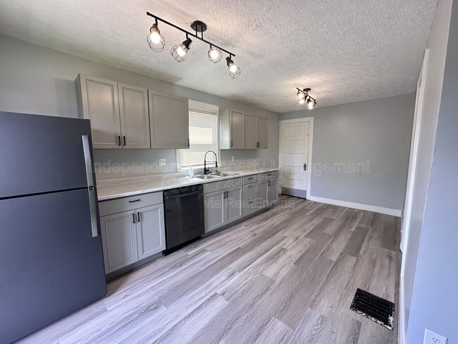 Building Photo - 1020 Walnut Hill Pl