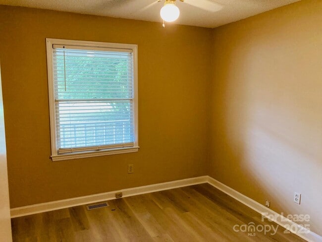 Building Photo - 21640 Colina Dr