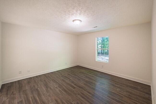 Building Photo - Updated Ranch on 1.6 Acres in Senoia. East Coweta Schools!