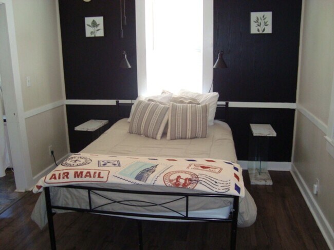 Building Photo - Fully furnished One bedroom/One Bathroom a...