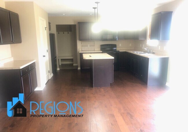 Building Photo - Beautiful 5BR 3.5 bathroom house in North East Normal. Large fenced in back yard.