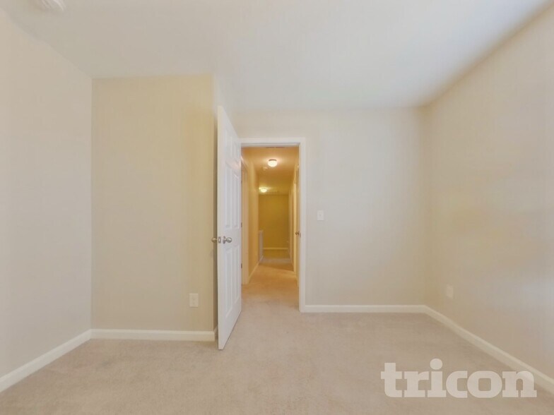 Building Photo - 1042 Sutherland Dr