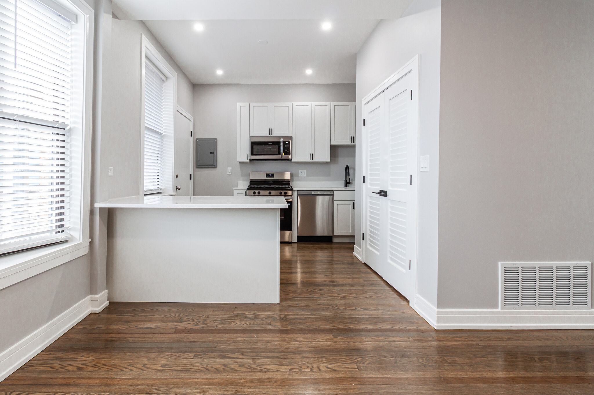 Building Photo - 3830 N Wilton Ave