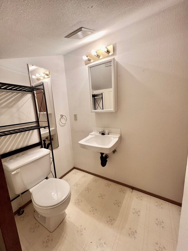 Building Photo - Relaxed 2-Bed, 1.5-Bath Home in a Quiet Gi...