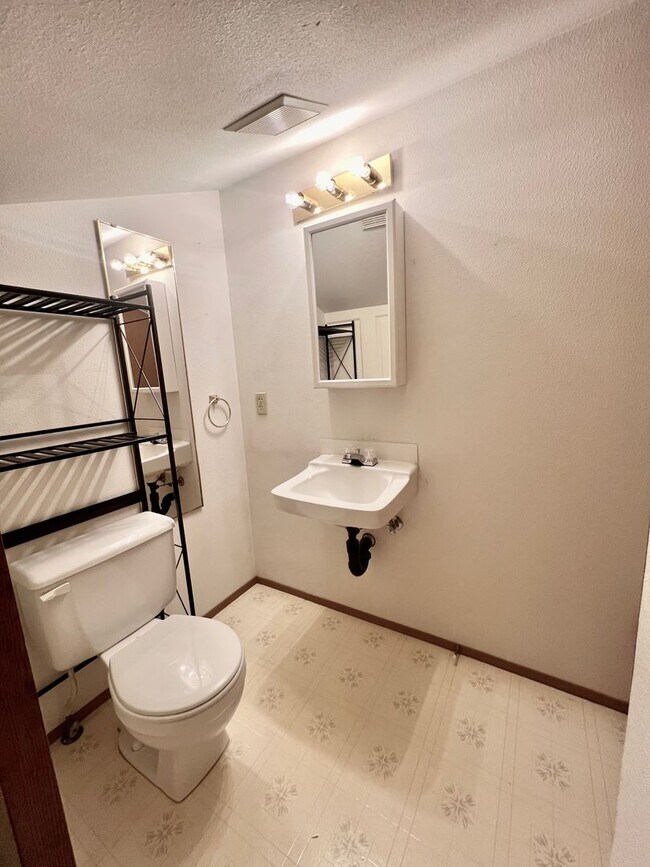 Building Photo - Relaxed 2-Bed, 1.5-Bath Home in a Quiet Gig Harbor Spot