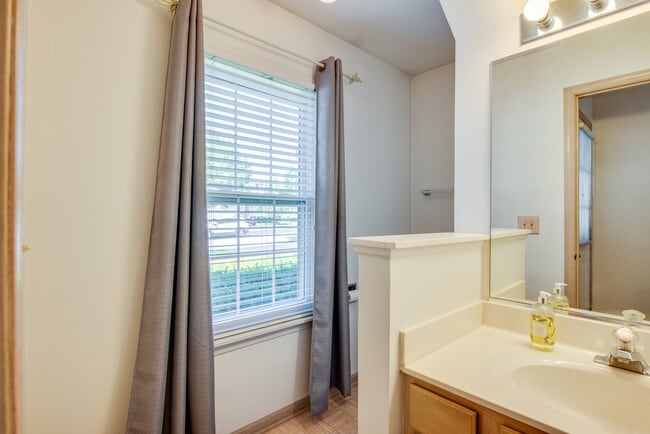 Building Photo - 1216 Arapaho Ct