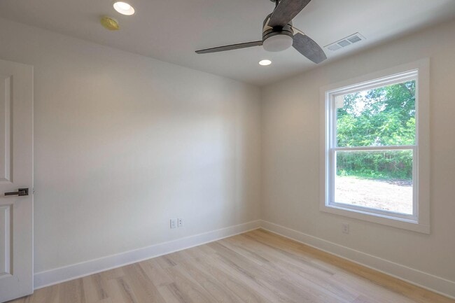 Building Photo - 427 W Linden Ave