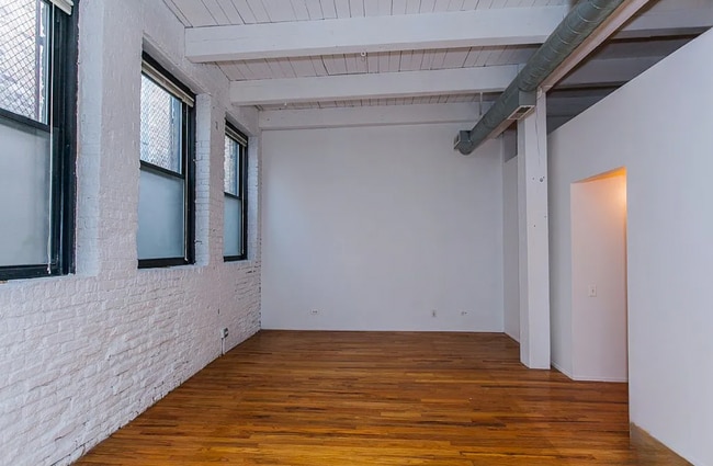 Building Photo - RAVENSWOOD - BEAUTIFUL AND LARGE LOFT FOR ...
