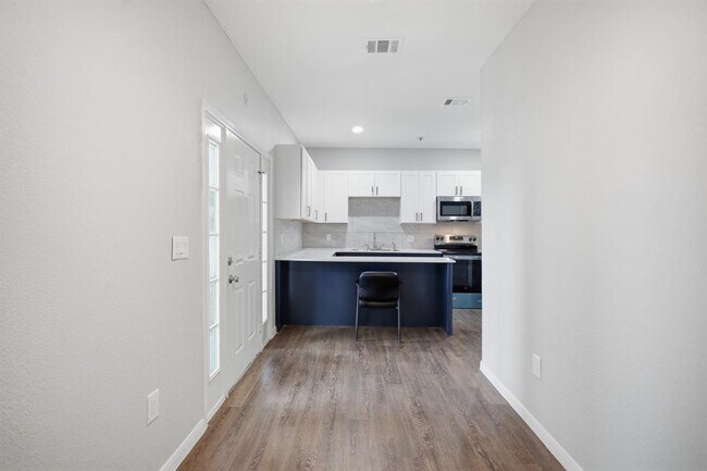 Building Photo - 611 Carpenter Ave
