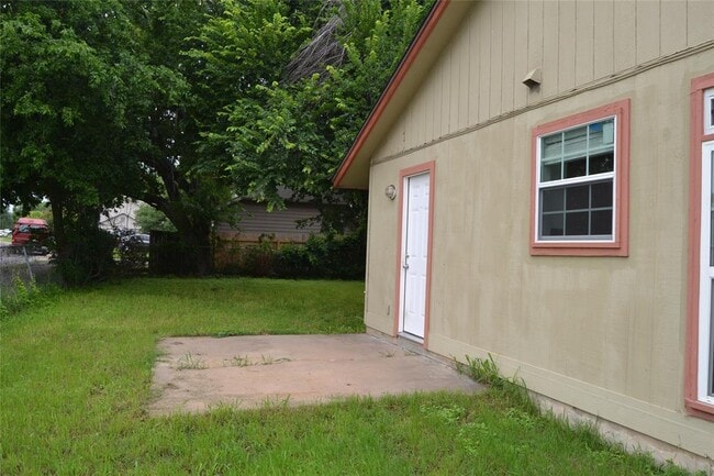 Building Photo - 12400 Tree Line Dr