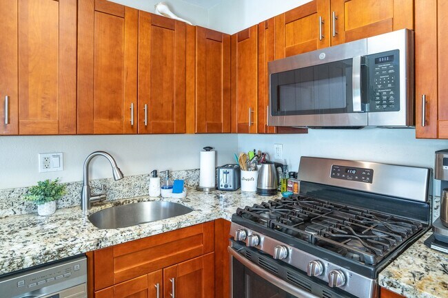Building Photo - 1/1 Updated Furnished Condo + Private Lanai