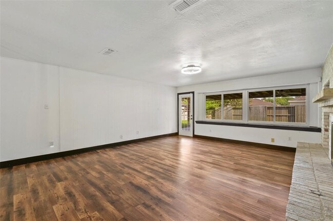 Building Photo - 826 Seacliff Dr