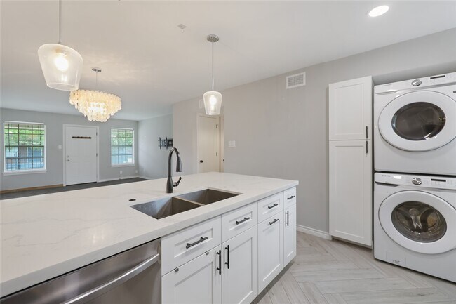 Building Photo - 9015 Gaylord Dr